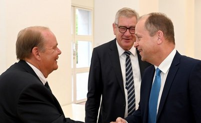 Dr. Luitwin Mallmann (l.) mit dem stellv. NRW-Ministerpräsidenten Joachim Stamp