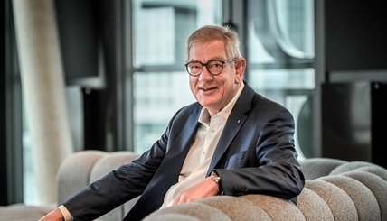 Mann auf Sofa.