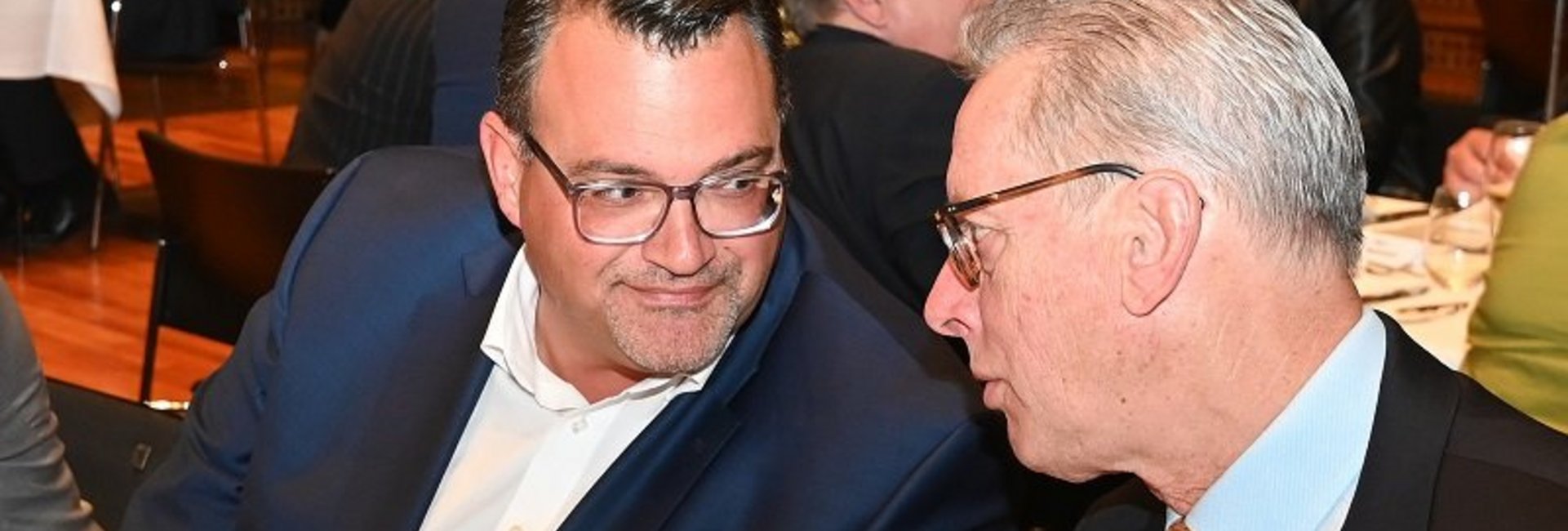 Oliver Burkhard (l.), Vorstandsmitglied und Arbeitsdirektor thyssenkrupp AG, mit Dr. Jan Stefan Roell, ehemaliger Vorsitzender des Arbeitgeberverbandes Südwestmetall. 