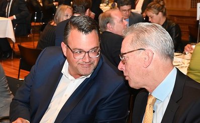 Oliver Burkhard (l.), Vorstandsmitglied und Arbeitsdirektor thyssenkrupp AG, mit Dr. Jan Stefan Roell, ehemaliger Vorsitzender des Arbeitgeberverbandes Südwestmetall. 