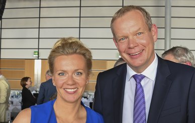 Frau und Mann in die Kamera.