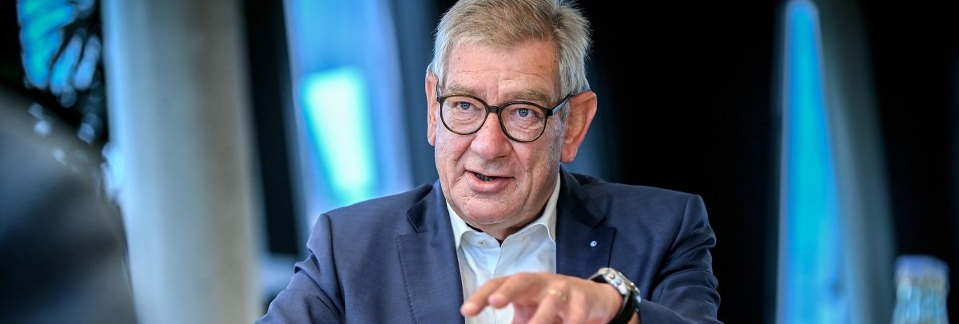 Arndt G. Kirchhoff am Tisch sitzend