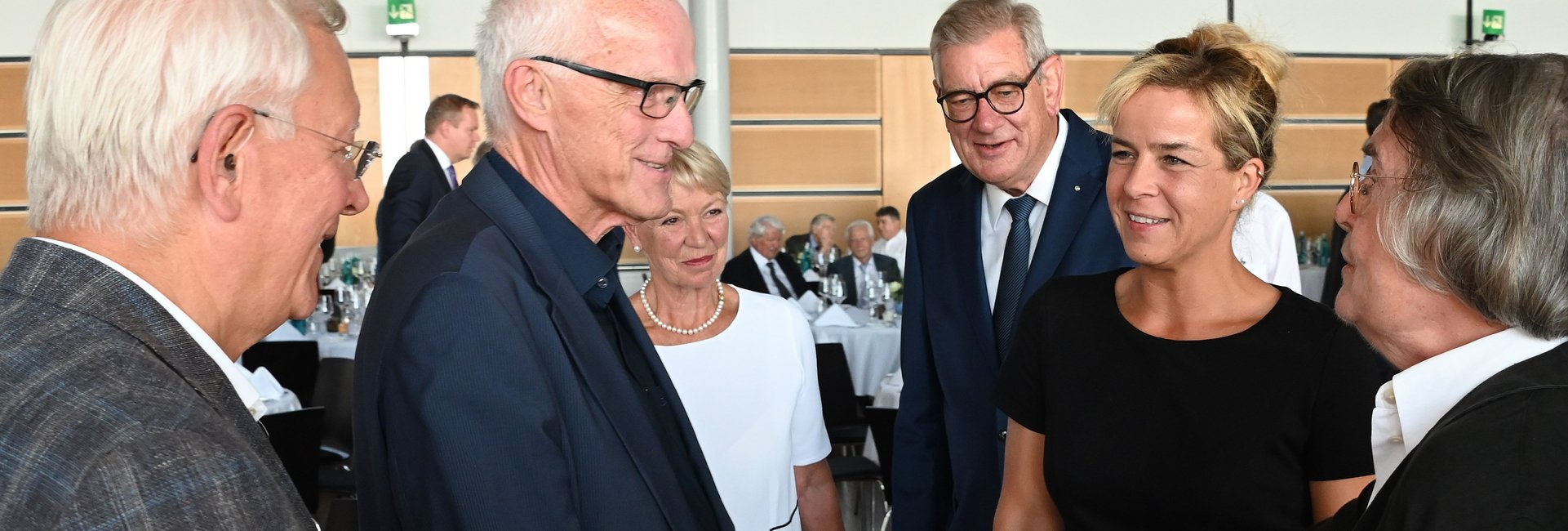 Personen schütteln Hände.