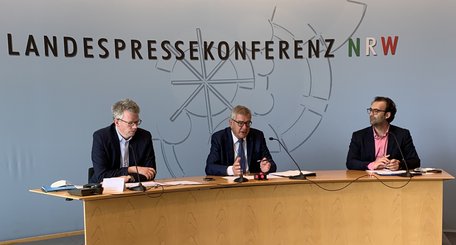 Landespressekonferenz mit Dr. Hubertus Bardt (l.) und NRW-Unternehmerpräsident Arndt G. Kirchhoff (m.).
