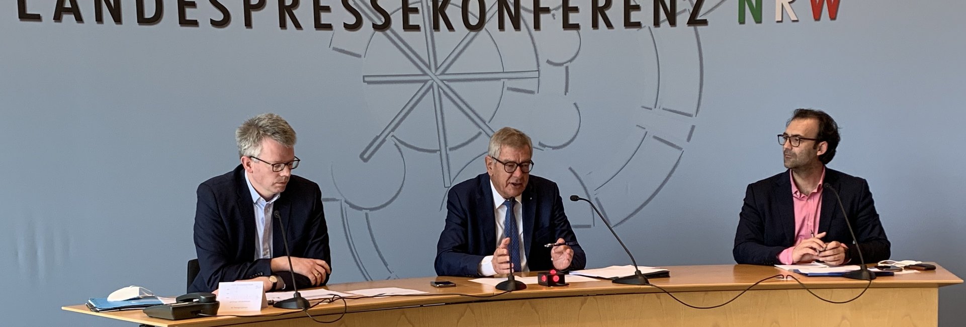 Landespressekonferenz mit Dr. Hubertus Bardt (l.) und NRW-Unternehmerpräsident Arndt G. Kirchhoff (m.).