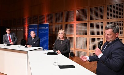 Podiumsdiskussion (v.l.) mit Knut Giesler, Dr. Luitwin Mallmann und Anja Weber - moderiert von Markus Gürne