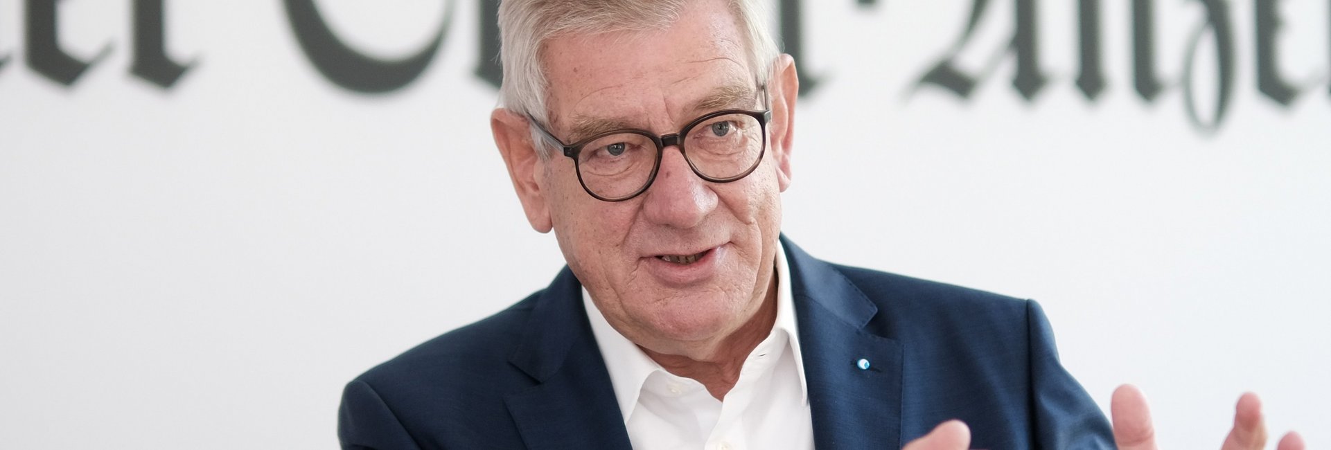 Mann mit Geste.