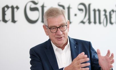 Mann mit Geste.